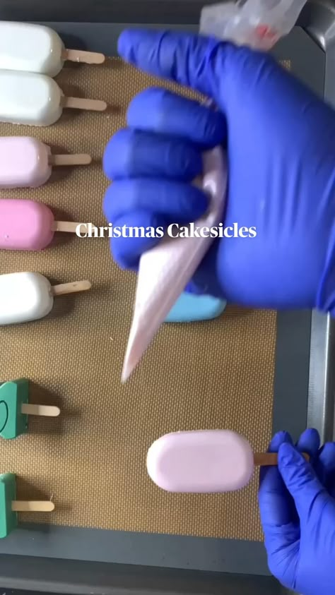 Cute christmas cakesicles Christmas Cakesicles, Cake Marshmallow, Cake Pops Ideas, Mini Bakery, Icing Piping, Custom Desserts, Diy Desserts, Marshmallow Pops, Cookie Party