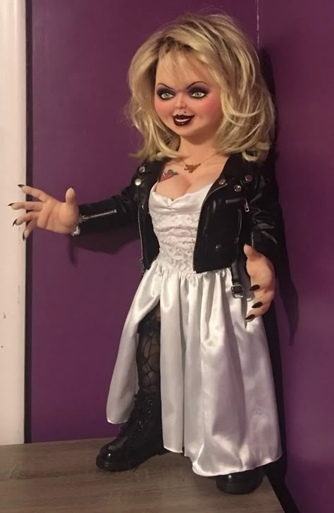 I need to know who made this replica?!? I have wanted an exact replica since i was 9 🖤🖤🖤 Tiffany Bride Of Chucky Costume Makeup Tutorials, Dark Costumes For Women, Tiffany Valentine Doll, Bride Of Chucky Halloween, Chucky Outfit, Chucky Halloween Costume, Tiffany Costume, Tiffany Chucky Bride, Tiffany Bride Of Chucky