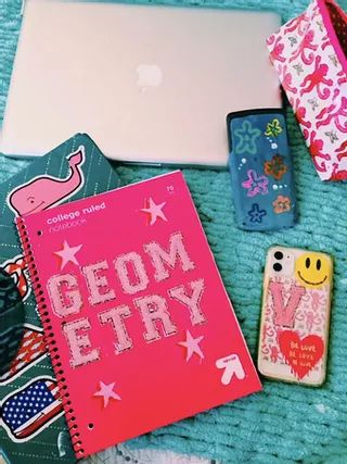 Preppy School Supplies, Preppy Accessories, School Goals, School Bag Essentials, Preppy School, School Accessories, Cute School Supplies, Junior Year, Freshman Year