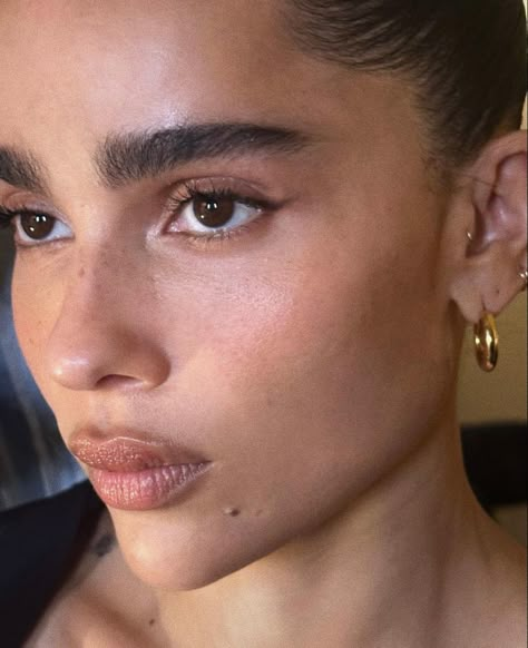 Nina Park Makeup, Zoe Isabella Kravitz, Zoë Kravitz, Smink Inspiration, Minimal Makeup, Eyes Lips Face, Zoe Kravitz, Make Up Inspo, Beauty Inspo