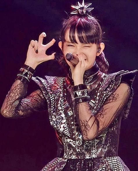 Suzuka Nakamoto on Instagram: “Hihihihi😆🌹❤️😍. #suzukanakamoto #yuimizuno #babymetalfansindonesia #suzukanakamoto #babymetaldeath #babymetal #babymetalfans #moametal…” Su Metal, Band Group, I'm A Loser, Baby Metal, Japanese Pop, Live Band, Action Poses, I Love Girls, My Favorite Music