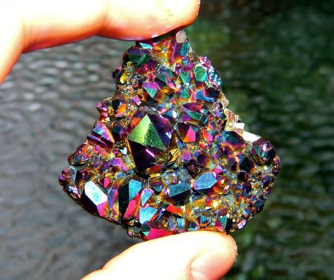 Titanium-Niobium Quartz Crystal Titanium Aura Quartz, Aura Quartz Cluster, Rainbow Aura Quartz, Titanium Quartz, Purple Rainbow, Rainbow Aura, Crystal Formations, Aura Crystals, Gemstones Crystals