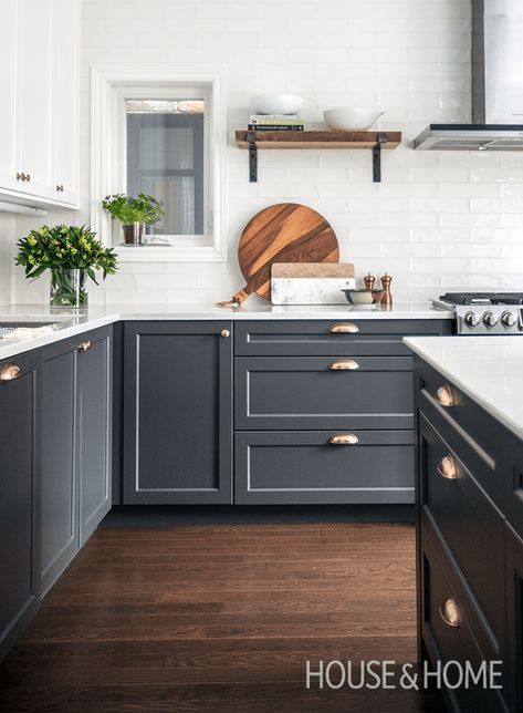 dark grey and white kitchen modern - Trendir Dapur Rustic, Model Dapur, Closed Kitchen, Kitchen Ikea, Kabinet Dapur, Two Tone Kitchen, Gray Cabinets, Interior Vintage, Kitchen Door