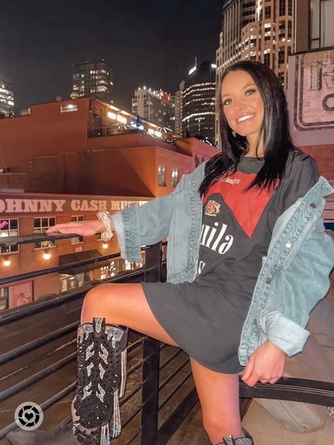 Oversized Tee And Cowboy Boots, Tshirt Country Concert Outfit, Fringe Country Concert Outfit, Nashville Fringe Outfit, Nashville Birthday Outfit, Outfit Ideas For Nashville, Nashville Bar Outfit, Downtown Nashville Outfits, Post Malone Concert Outfit