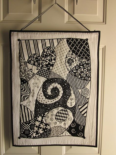 Zentangle Quilt Tutorial - I don't know if I should put this in art or quilt! Ahh.... the marriage of two things I have fallen for. #quilt #zentangle Black And White Quilt, Black And White Quilts, Quilt Modernen, White Quilts, Sew Projects, Zentangle Designs, Quilt Tutorial, Quilt Art, Crazy Quilting