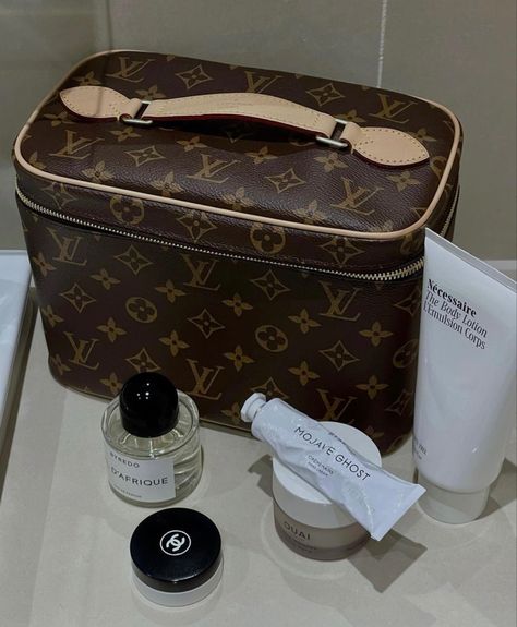 Louis Vuitton Cosmetic Bag, Instagram Bathroom, Vanity Bag, Classy Aesthetic, Makeup Obsession, Luxury Makeup, Bags Aesthetic, Makeup Designs, Aesthetic Makeup