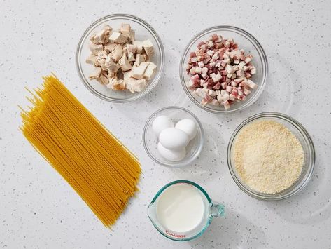 Chicken Carbonara Pasta Bake Recipe Chicken Carbonara Pasta, Macaroni Goulash, Pasta Bake Recipe, American Goulash, Chicken Carbonara, Pasta Macaroni, Carbonara Sauce, Food Nutrition Facts, Raw Chicken Breast