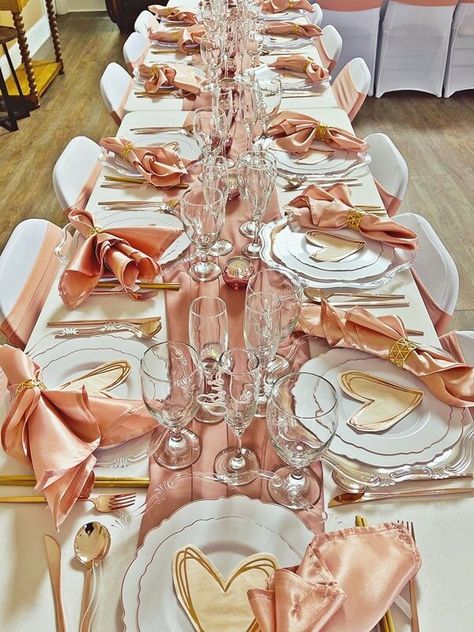 Rose Gold And White Table Setting, Pink And Gold Dinner Table Setting, Blush Pink And Rose Gold Wedding Table Settings, Rose Gold Place Setting Wedding, Gold Place Setting Wedding, Pink Charger Plates Place Settings, Pink White Table Setting, Rose Gold Charger And White Plate, Rose Gold Charger Plates