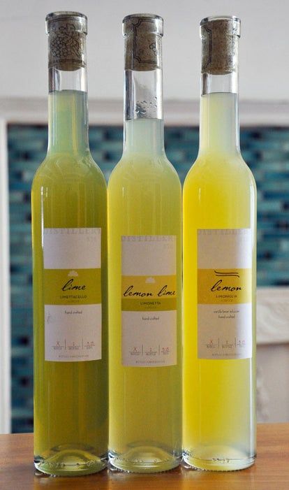 Diy Limoncello, Lemon Cello Recipe, Homemade Liqueur Recipes, Flavored Alcohol, Making Limoncello, Limoncello Recipe, Homemade Limoncello, How To Juggle, Grain Alcohol