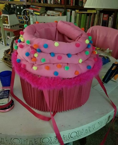 Adult cupcake costume Cupcake Costume Diy, Muffin Costume, Easy Homemade Costumes, Cinderella Diy, Cupcake Halloween Costumes, Easy Adult Halloween Costumes, Adult Costumes Diy, Diy Adult Halloween Costumes, Fancy Dress Costumes Kids