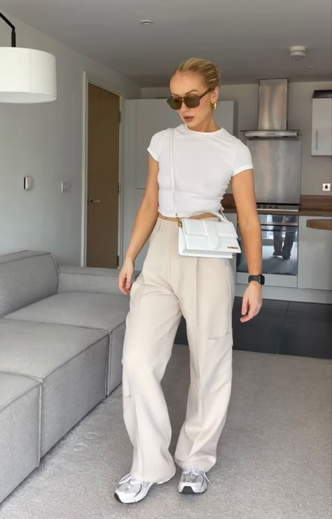 Jacquemus Street Style, Outfit New Balance 530 White, White Jacquemus Bag Outfit, White Pantalon Outfit, Nb 530 Women Outfit, Jacquemus Bag Street Style, Off White Trousers Outfit, Nb 530 Outfit, Outfit Tenis Blancos