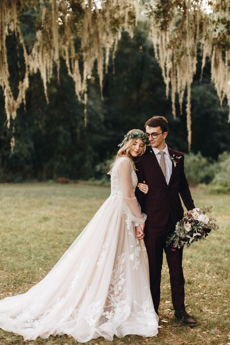 Outdoor Wedding Shoot Ideas, Wedding Photoshoot Forest, Engagement Couple Dress, Romantic Rustic Wedding, Romantic Outdoor Wedding, Foto Wedding, Wedding Portrait Poses, Pre Wedding Poses, Wedding Picture Poses