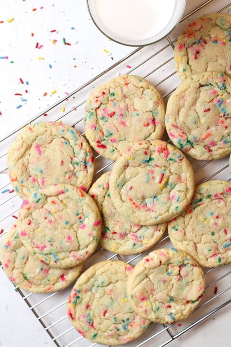 Rainbow Sprinkle Sugar Cookies No Chill Sugar Cookies, Sugar Cookies Soft, Sprinkle Sugar Cookies, Rainbow Cookies Recipe, Sprinkle Cookies Recipe, Easy Sugar Cookie Recipe, Midwest Kitchen, Rainbow Sugar Cookies, Cookies Soft And Chewy