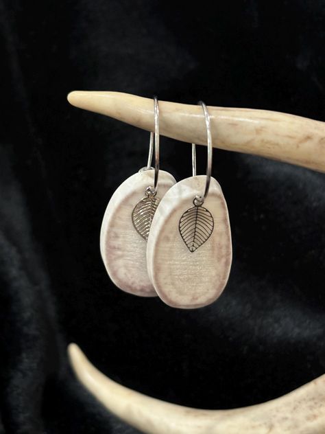 Unique Whitetail Antler Earrings 🦌 This pair has a silver colored leaf charm over the antler slab, hanging on a small hoop earring! 💕 Each pair is one of a kind since it is hand crafted from true, natural whitetail deer antler!  Color, size and texture may vary piece to piece due to the raw materials being used.  You are getting the EXACT product pictured in the listing! 😊 Deer Horn Jewelry, Bon Aqua, Deer Antler Jewelry, Material Earrings, Mod Earrings, Antler Earrings, Antler Jewelry, Deer Horn, Bone Crafts