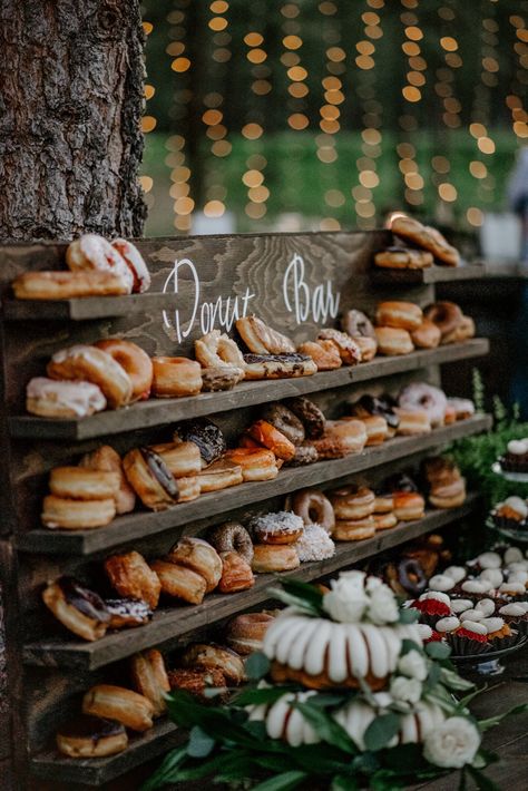 Brunch Wedding Food, Donut Wall Wedding, Donut Bar Wedding, Boutique Patisserie, Wedding Food Ideas, Wedding Donuts, Wedding Appetizers, Donut Bar, Reception Food