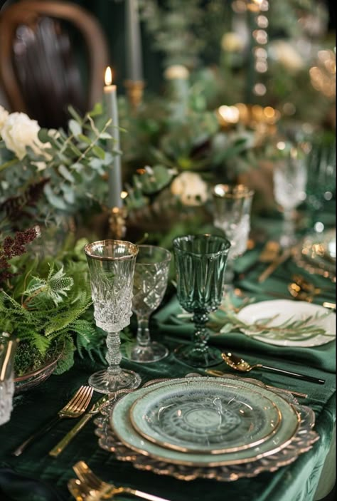 Green Table Settings, Green Tablescape, Forest Theme Wedding, Enchanted Forest Wedding, Tafel Decor, Christmas Tablescape, Green Table, Table Scapes, Christmas Tablescapes