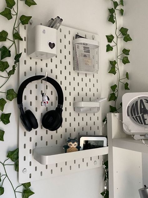 Small Pegboard Ideas, Ikea Peg Board Ideas Aesthetic, Aesthetic Pegboard Ideas, Ikea Board Wall, Korean Room Aesthetic Kpop, Kpop Vision Board, Korean Desk Aesthetic, Peg Board Aesthetic, Pegboard Ideas Aesthetic