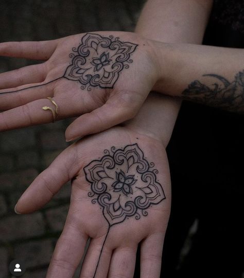 Hand Palm Tattoos, Tattoo Main, Ephemeral Tattoo, Palm Tattoo, Tattoos For Men And Women, Tattoo Me, Palm Tattoos, 4 Tattoo, Henna Tattoo Designs Simple