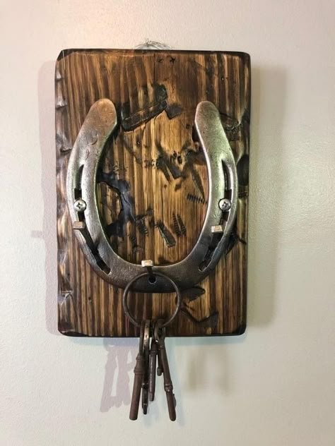 Scrap Metal Art Ideas, Key Racks, Horseshoe Crafts Projects, Horseshoe Projects, Barn Wood Crafts, Horseshoe Decor, Horseshoe Crafts, Deco Nature, Welding Art Projects