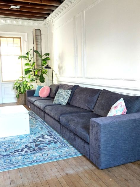 This modular sectional can be one long couch or sooooo may different L-shaped configurations! {Reality Daydream} Extra Long Sofa Living Rooms, 4 Seat Couch, Extra Long Couch Living Room, Long Couch Living Room, Modular Couch Living Room, Extra Long Couch, Narrow Furniture, Room Cool Ideas, Extra Long Sofa