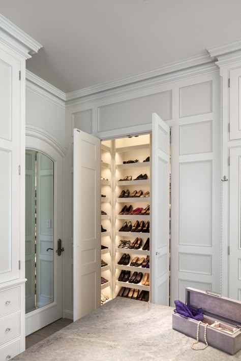 Closet Design Shoe Storage, Luxury Closet Lighting, Diy Rack Shelf, Master Closet Shoe Storage, Walk In Closet Freestand Shoe Storage, New Classic Dressing Room, Master Closet Shoe, Classical Walk In Closet, Gentleman’s Dressing Room