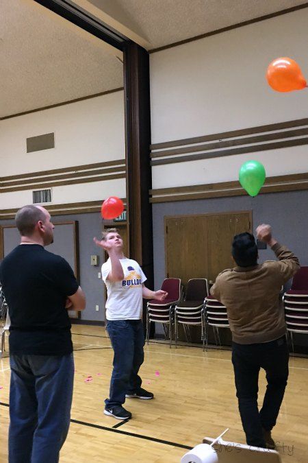 Minute to Win it games for party - balloon up Games For Kids Christmas, Teen Games, Prom Games, Child Counseling, Classroom Party Games, Homecoming Themes, Post Prom, Funny Party Games, Balloon Games