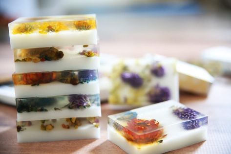 how to make pressed flower soap - great kids project Homemade Soap With Dried Flowers, Pressed Flower Soap, Easy Soap Recipes, Clear Soap, Handmade Soap Recipes, Soap Making Recipes, Pressed Flower Crafts, Soap Recipe, Soap Ideas