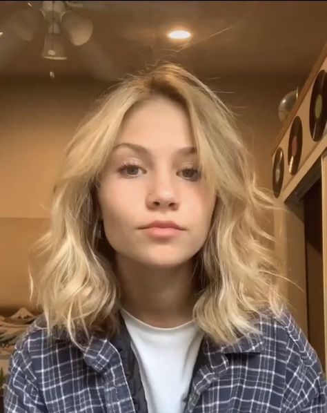 Women’s Short Wavy Hair, Blond Curtain Bangs Short Hair, Hair Cut Ideas For Wavy Hair Girl, Blond Short Hair Curtain Bangs, Blonde Hair Ideas Medium Length, Short Hair Inspiration Layers, Short Wavy Hair Blonde, Short Haircut Inspo Women, Collarbone Length Hair Wavy