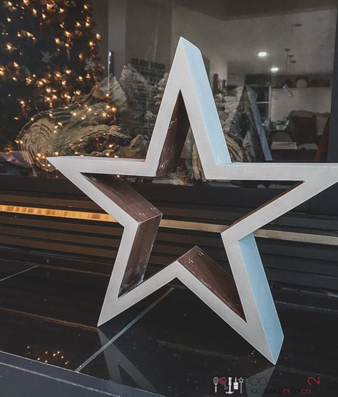 Cardboard Stars Diy, Wooden Star Decor, Decorative Wood Pieces, Xmas Star, Dance Concert, Mcm Christmas, Star Lights, Patio Grande, American Christmas