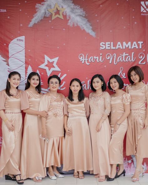 #kebaya #hijab #indonesianstyle #dress #longdress #indonesianwedding #kebayabali #pernikahanindonesia #gaun #kebayabridesmaid #bridesmaid #batik #kebayabali #gaun #gaunkebaya #dresskebaya #gaunmewah #kebayapernikahan #gaunpernikahan #gauncantik #kebayalamaran #kebayawisuda #plussize #bajuplussize #beautyplussize #inspirasikebaya #kebayacantik #inspirasi Inspirasi Dress Bridesmaid, Dress Natal, Outfit Ideas Muslim, Kebaya Bridesmaid, Gaun Dress, Indonesian Wedding, Dress Kebaya, Kebaya Dress, Wedding Prep