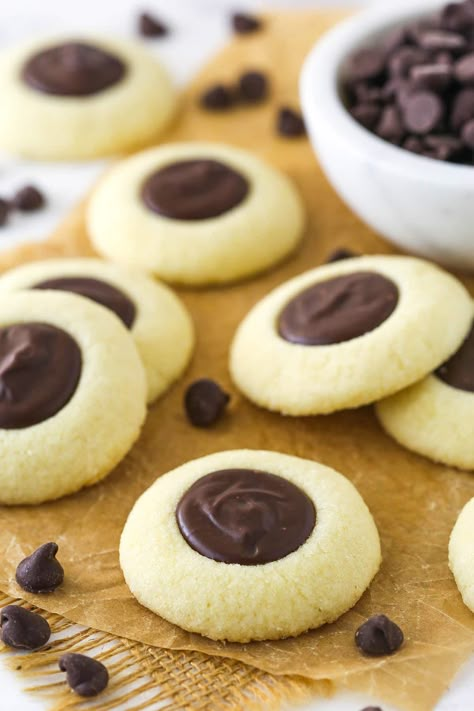 These Chocolate Thumbprint Cookies are a holiday classic! The shortbread-like vanilla cookie base is filled with a silky chocolate ganache for a wonderful cookie you'll come back to each year. Vanilla Shortbread, Chocolate Thumbprint Cookies, Ganache Filling, Chocolate Ganache Filling, Yummy Biscuits, Cookie Base, Ganache Recipe, Holiday Recipes Christmas, Thumbprint Cookies