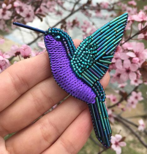 Beaded Hummingbird, Satin Stitch Flower, Hand Embroidery Ideas, Beads Brooch, Flower Hand Embroidery, Roses Embroidery, Beaded Brooches, Beadwork Embroidery, Motifs Perler