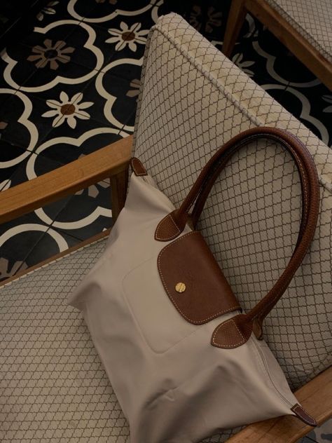 Longchamp Cream Bag, Longchamp Le Pliage White, Cream Longchamp Bag, Longchamp Le Pliage Beige, Beige Longchamp Bag Outfit, University Tote Bag, Longchamp Aesthetic, Longchamp Bag Outfit, Longchamp Beige