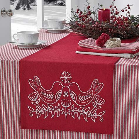 Christmas Embroidery Table Runner, Embroidery Table Runners, Christmas Hand Embroidery, Scandinavian Embroidery, Fabric Paint Shirt, Redwork Patterns, Embroidery Table, Embroidery Red, Swedish Embroidery