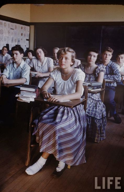 vintage everyday: Color Photographs of Students at New Trier High School in 1950 1950s Life, 1950s Aesthetic, Life In The 1950s, American High School, Lauren Bacall, Vintage School, Group Of People, Vestidos Vintage, Vintage Life