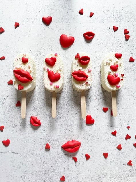 Valentines Party Food Ideas, Food Ideas To Make, Chocolate Cake Toppers, Valentines Party Food, Chocolate Bars Gift, Valentines Recipes Desserts, Healthy Valentines, Valentines Baking, Cake Pop Decorating