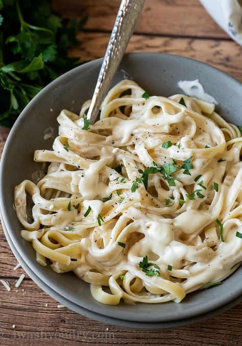 Creamy alfredo Sauce in bowl with fettuccini noodles. Fettucini Alfredo Aesthetic, Fetuccini Alfredo Recipe, Alfredo Aesthetic, Pinterest Pasta, Creamy Alfredo Sauce Recipe, Alfredo Noodles, Fetuccini Alfredo, Fettuccini Noodles, Fettuccini Alfredo