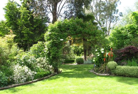 A large garden can be broken up into a series of more interesting spaces using arches, hedges, screens etc. Garden Dividers, Large Backyard Landscaping, Property Ideas, Patio Grande, Future Garden, Cottage Garden Design, Backyard Landscape, Garden Design Layout, Large Garden