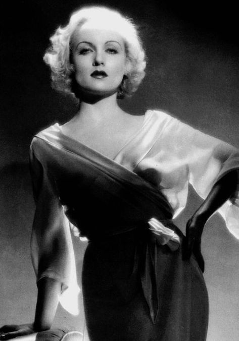 Carole Lombard 1932 photo Eugene Robert Richee 1930s Hairstyles, Carol Lombard, Carole Lombard Clark Gable, 1930s Hair, Golden Hollywood, Retro Lifestyle, Blithe Spirit, 1930s Style, Carole Lombard