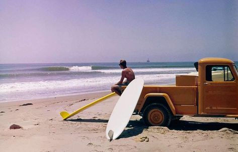 Hey surf dudes, it's Yater the t-shirt. In the 1950s, Renny Yater was one of the first commercial surfboard builders. He was a true entrepreneur working as a commercial fisherman while starting his business. Renny wanted to create a better board and he did! The Yater Spoon - designed in the 1960s - is a lightweight board with a flexible ride for surfers. His designs focus on form and function. Since 1991, the Beach House is the exclusive dealer for Yater boards (see yatersurfboards.com). Surfer Lifestyle, Surfing Aesthetic, Surf Aesthetic, Surfing Pictures, Surf Poster, Retro Surf, Summer Surf, Surfing Photography, Surf Trip