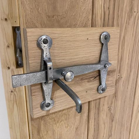 A beautiful close up of our Pewter Suffolk Latch with T Bar from @bespoke_cjs Our pewter latches offer a rustic alternative to our traditional black beeswax latches. Perfect for those country cottage homes! #allinthedetail#suffolklatchcompany #suffolk #ironmongery #homeinspirations #homedecor #decor #homedecor #interiordesign #periodproperty #periodhomes #interiordetails #homeinspiration #rusticdecor #thumblatch #doorlatch #pewter #countrycottagestyle #countryhomes #cottagestyle #countryinterior Iron Gate Latch, Forged Door Latch, Cast Iron Barn Door Hardware, Antique Barn Door Handles, Antique Barn Door Latches, Cottage House Interior, Latches Hardware, Suffolk Latch, Country Cottage Homes