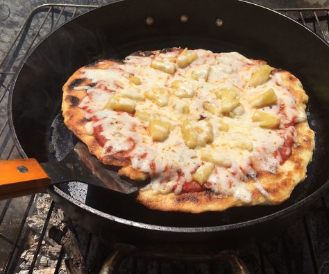 Ok, so it's HOT outside and you don't want to turn your oven on in the house to cook pizza, heating up your house in the process.  Or you are out camping and you'... Camping Cooking Ideas, Campfire Pizza, Cast Iron Skillet Pizza, Cooking Over Fire, Cast Iron Pizza, Skillet Pizza, Camping Desserts, Prep Meals, Cooking Contest