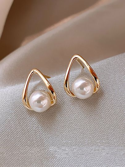 Simple Earrings Gold, Pearl Earrings Studs, Pearl Earrings Designs, Gold Round Earrings, Gold Earrings Models, Minimalist Earrings Gold, Modern Gold Jewelry, Simple Stud Earrings, Bride Jewelry