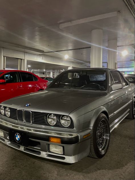 #bmw #e30 #e32 #oldcar #car #sportscar Old Bmw, Bmw E32, Bmw E30, Hijabi Outfits, Bmw Cars, Old Cars, Bmw Car, Suv Car, Sports Car