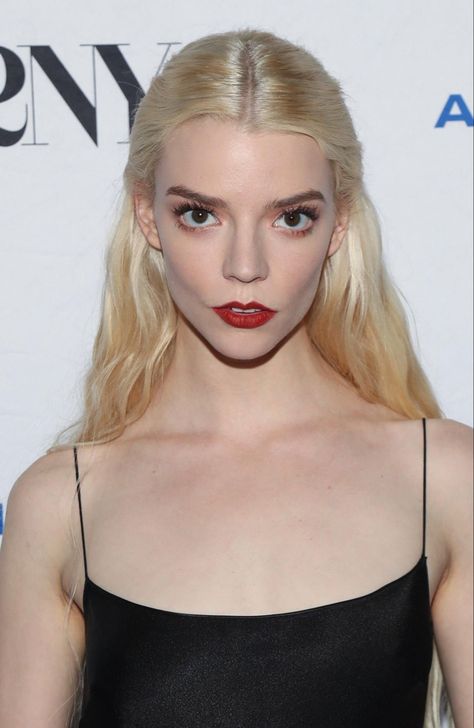 Anya Taylor Joy Eyes, Anya Taylor Joy Black Hair, Anya Taylor Joy Face, Anya Taylor Joy Drawing, Anya Taylor-joy Hot, Anya Joy, Female Vampire, Anya Taylor Joy, Corpse Bride