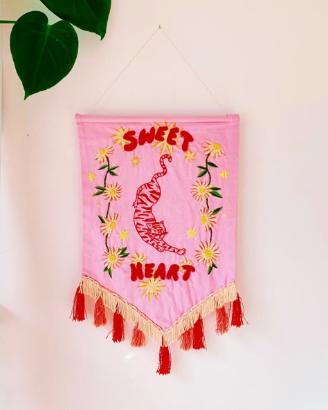 Tattoo Banner, Dia De Los Muertos Decorations Ideas, Embroidery Wall Art, Cute Sewing Projects, Wall Flag, Banners Buntings, The Natural World, Fabric Banner, Textile Artist