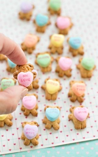 Valentines Tea Party, Valentines Party Food, Graham Cookies, Cadeau St Valentin, Valentines Snacks, Valentine Tea, Teddy Grahams, Edible Crafts, Valentine Desserts