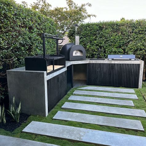 Parilla Grill Outdoor Kitchens, L Shaped Grill Station, Built In Bbq Ideas Outdoor Barbeque, Bbq Area Ideas Outdoor, Outdoor Pizza Oven Area, Outdoor Barbecue Area, Outdoor Kitchen Area, Bbq House, Outdoor Bbq Area