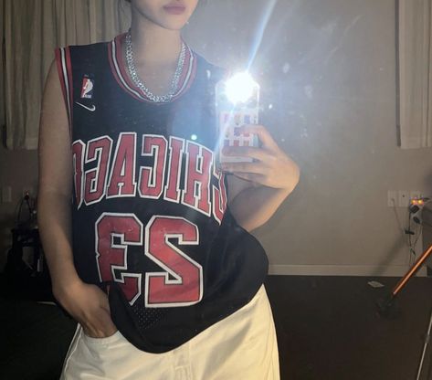 mirror selfie <3 Jersey Selfie, Basketball Jersey Outfit, Bulls Jersey, Graffiti Writing, Football Tops, Jersey Outfit, Pose Ideas, Basketball Jersey, Outfit Idea