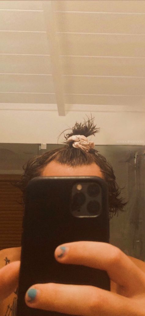 Harry Styles Mirror Selfie, Edward Styles, How To Dry Basil, Celebrity Crush, Harry Styles, Mirror Selfie, Wallpapers, Mirror, On Twitter